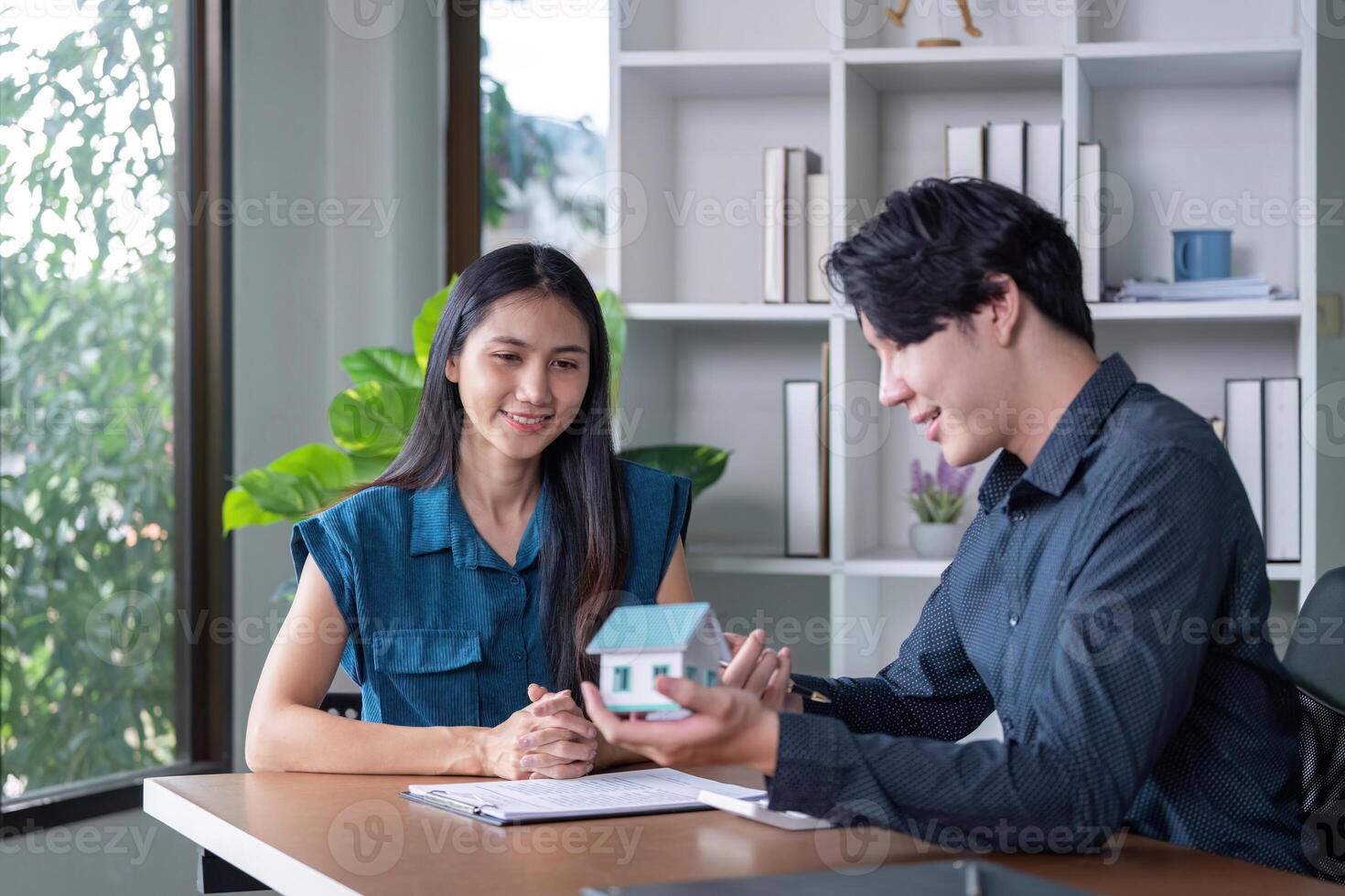 Professional Real Estate Consultation for Homebuyers in office photo