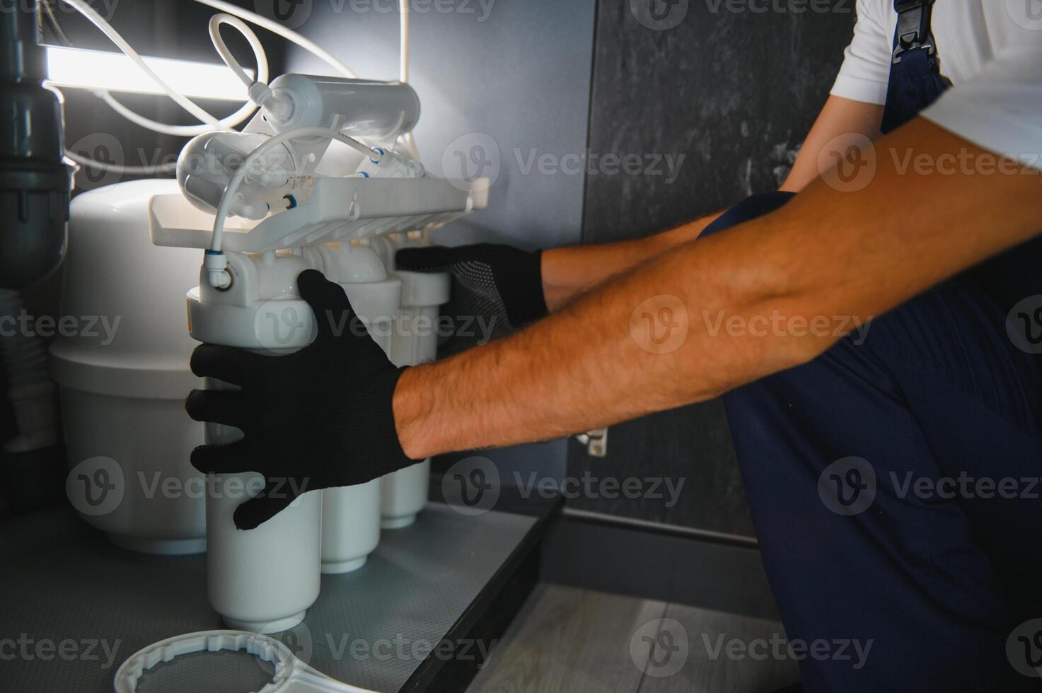 plumber change the water filter photo