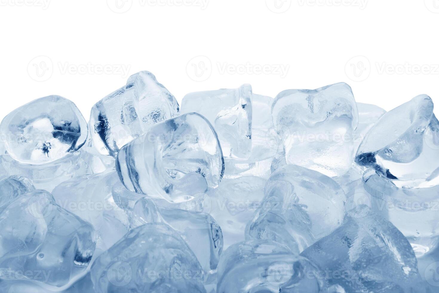 hielo cubitos en blanco foto