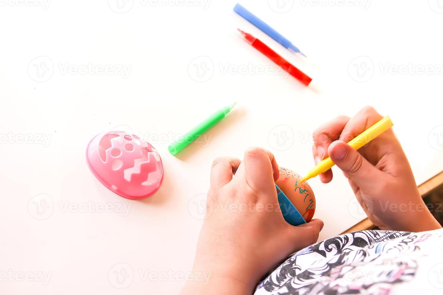 Child decorate Easter eggs photo