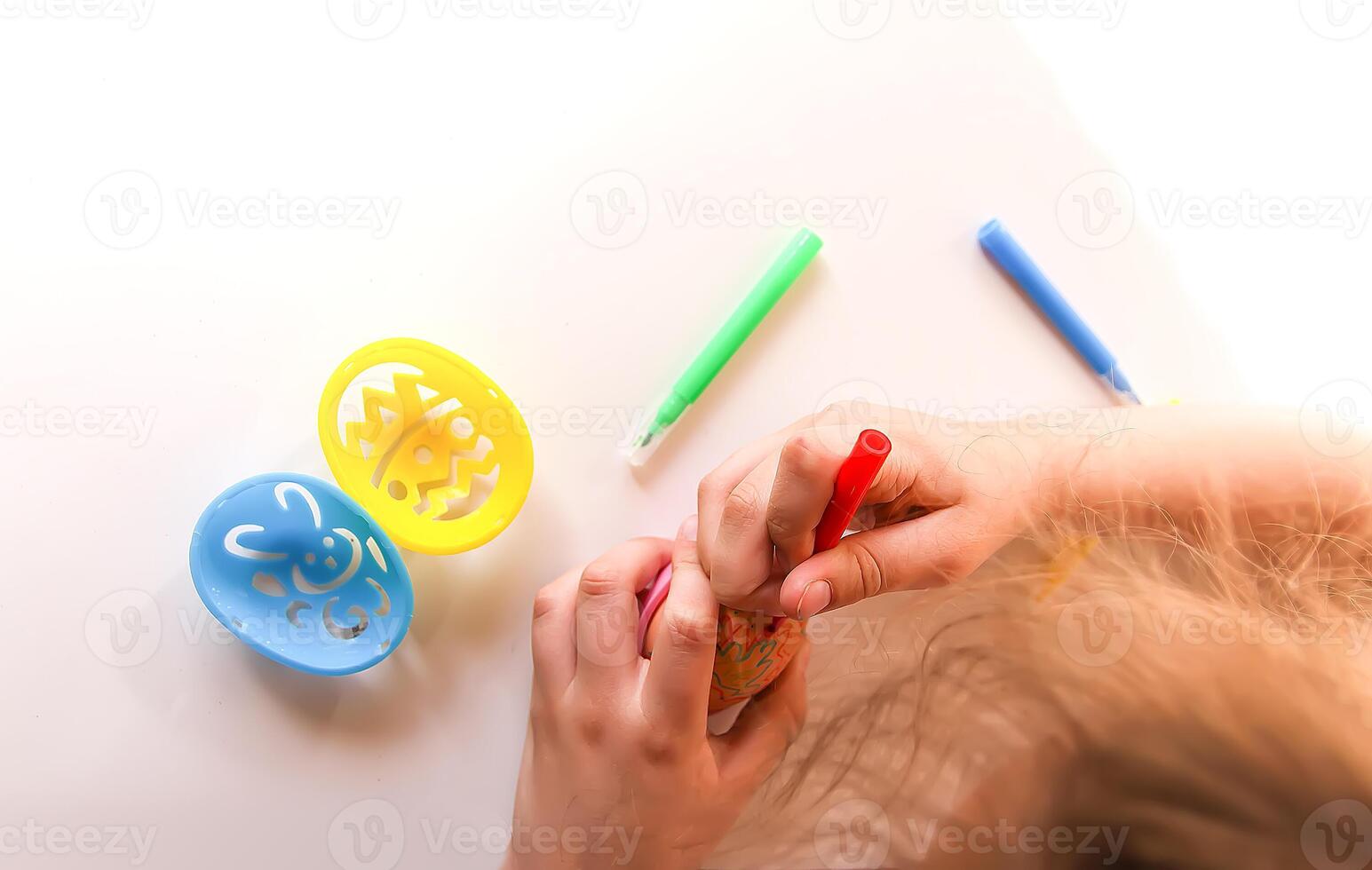 Child decorate Easter eggs photo