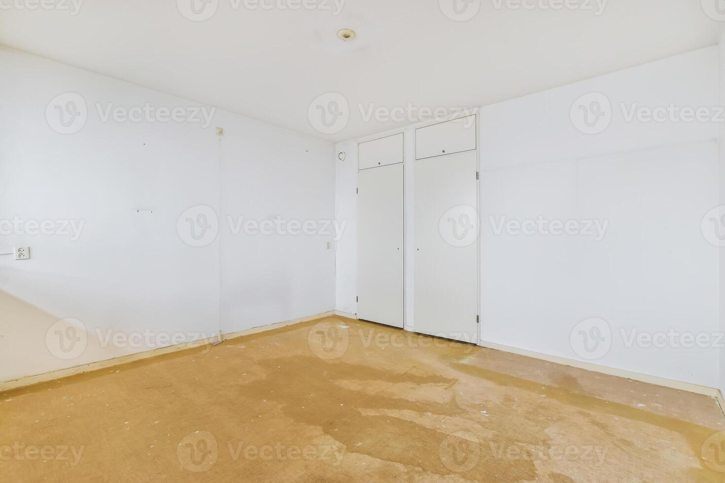vacío habitación con blanco paredes y marrón piso foto