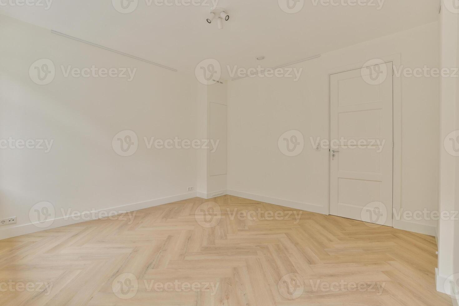 vacío habitación con blanco paredes y de madera pisos foto