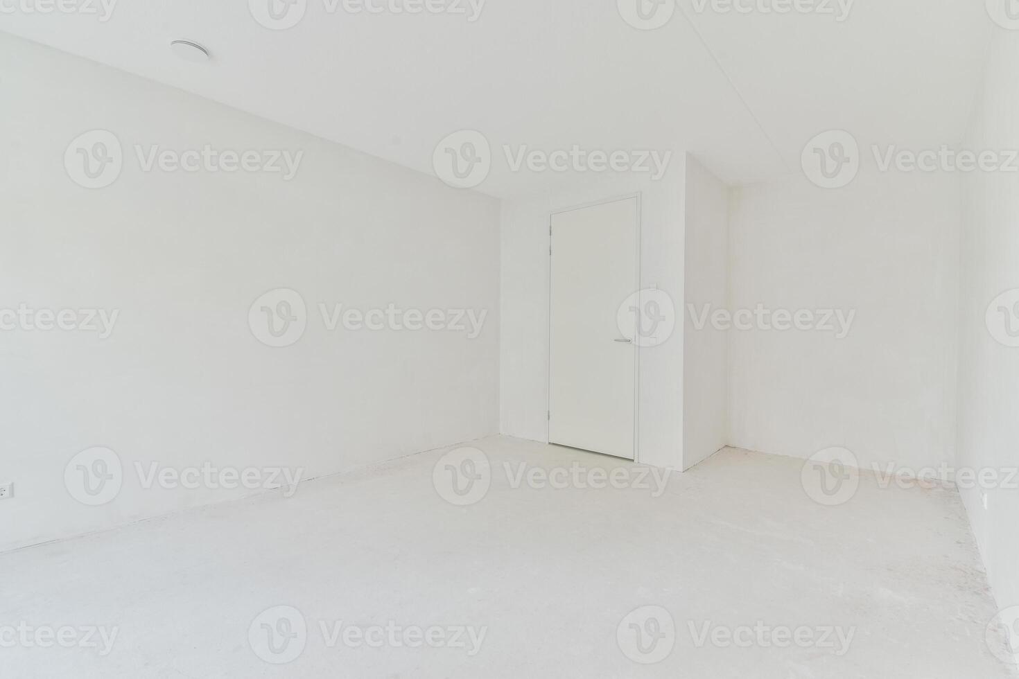Empty room with white walls and a door photo