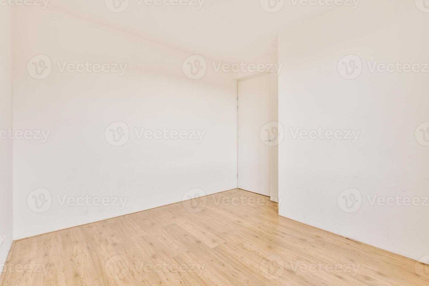 un vacío habitación con un de madera piso y blanco paredes foto