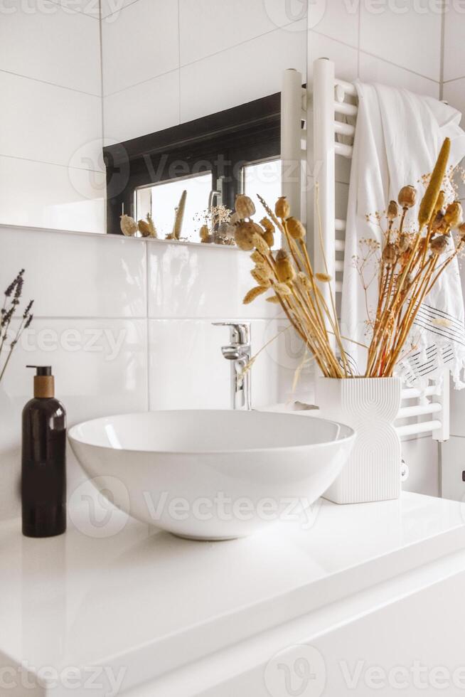 A white bathroom sink photo