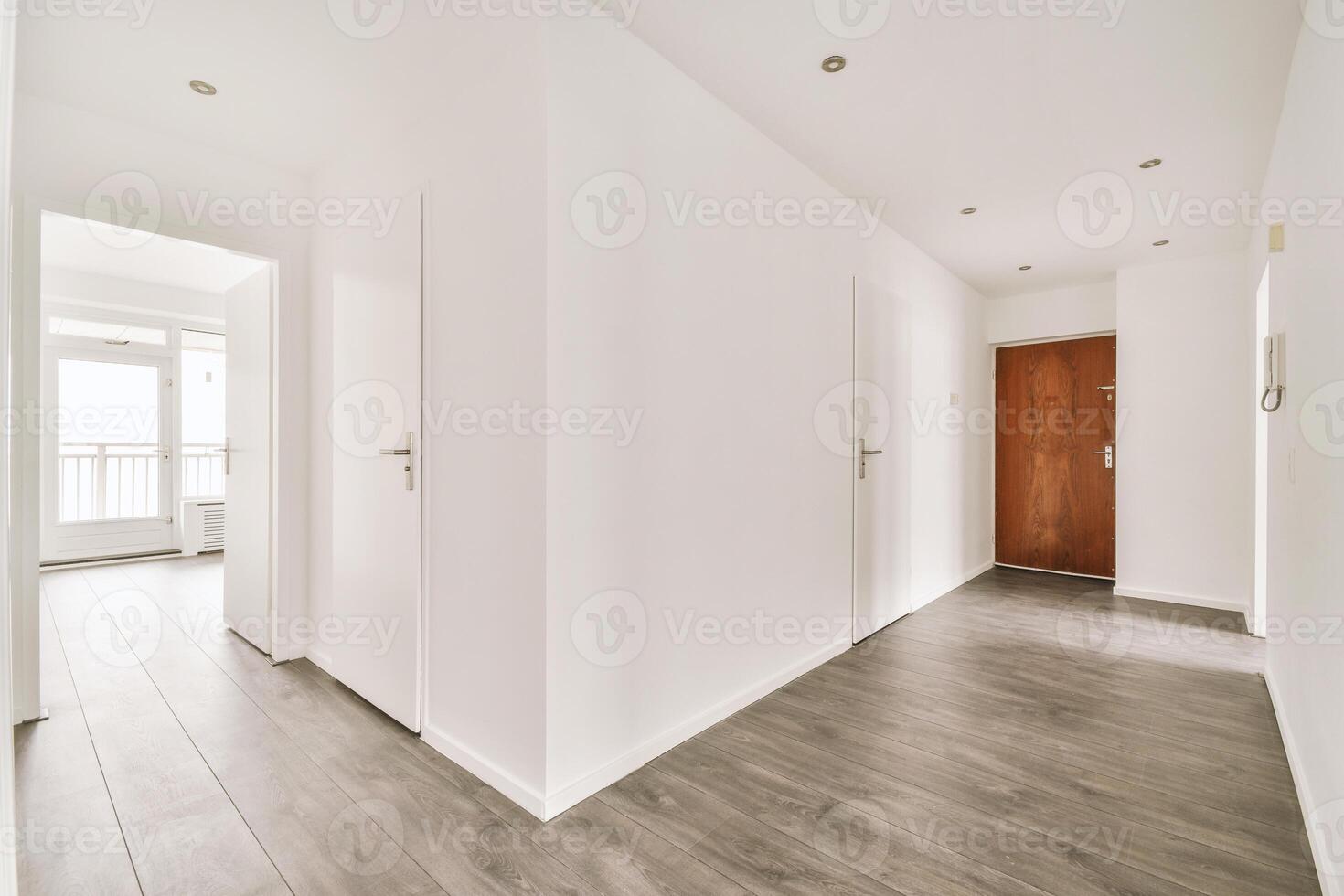 un pasillo con de madera pisos y blanco paredes foto