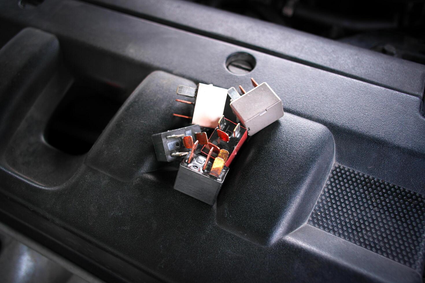 Car electromagnetic relay switch , Concepts about automotive electronic components photo