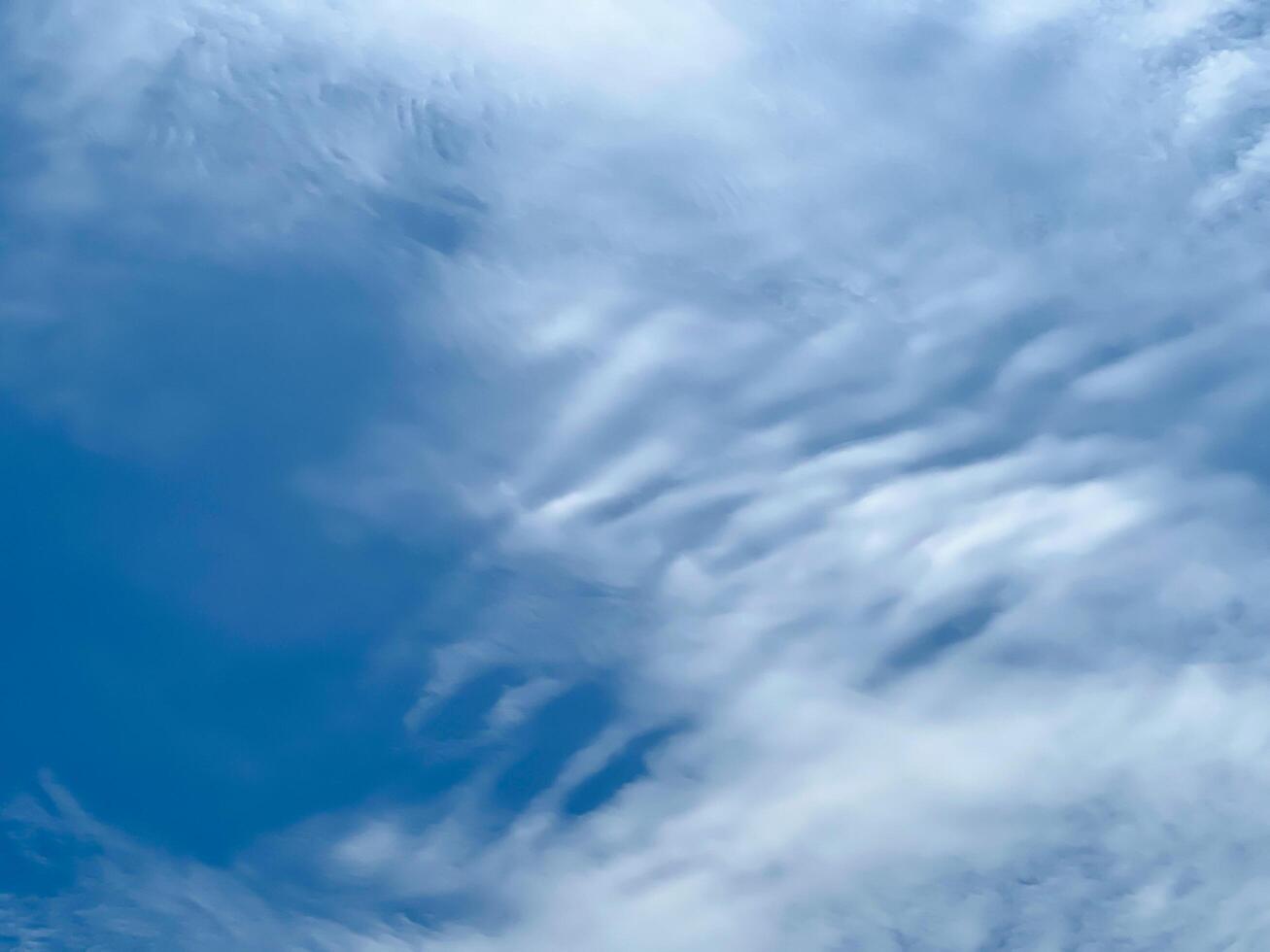 Captivating Daylight Sky with Soft Clouds An Excellent Choice for Creative Design Needs photo