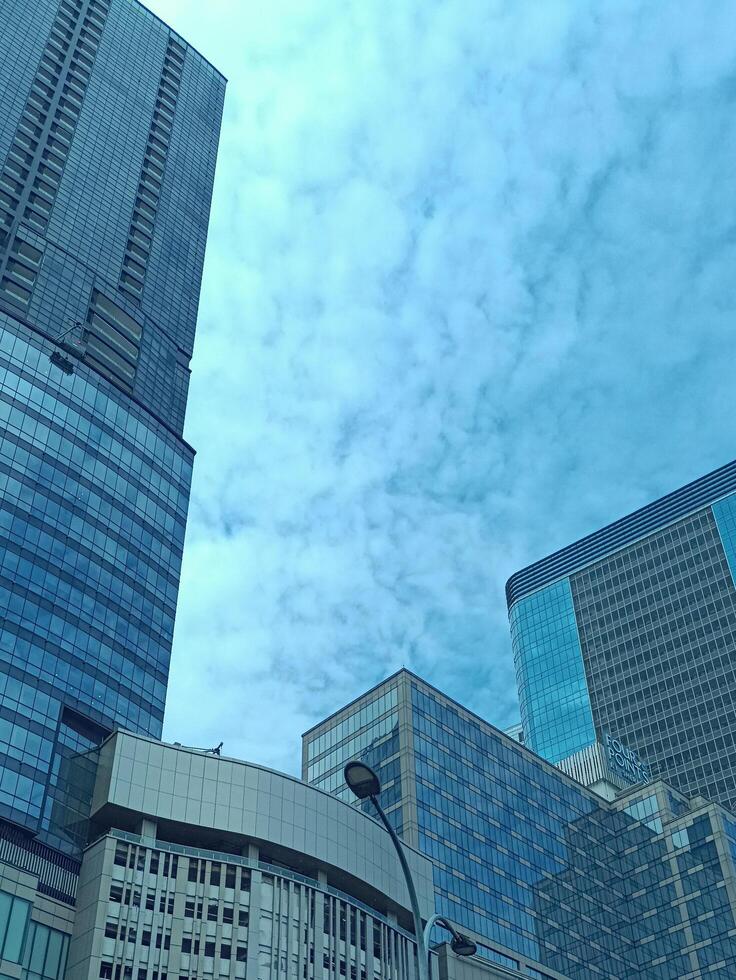 Towering Skyscraper Pierces the Clouds. A Modern Architectural Wonder in Urban Skyline photo