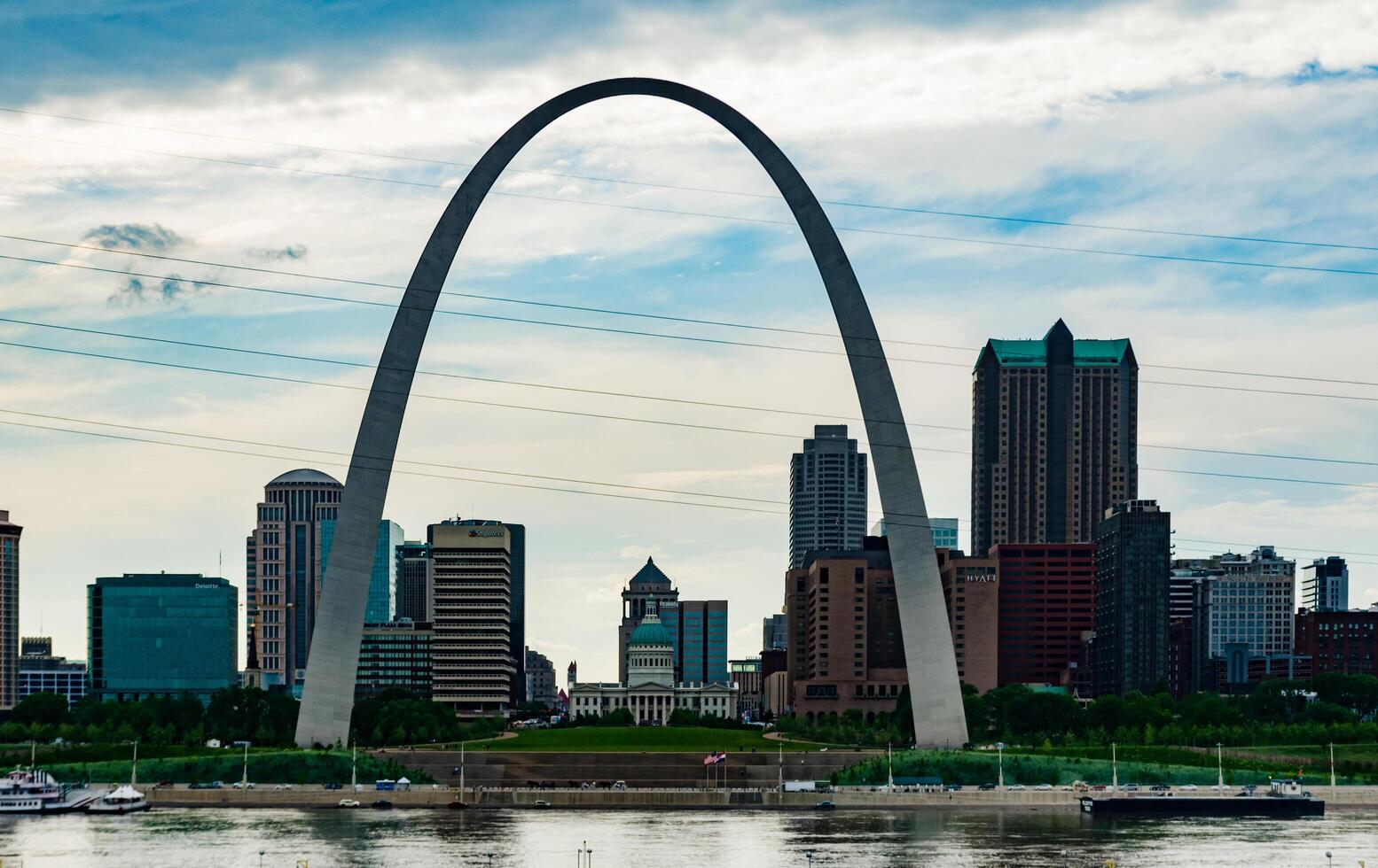 Missouri, USA - MAY 15, 2018 Saint Louis Arch with skyline, Missouri, USA photo