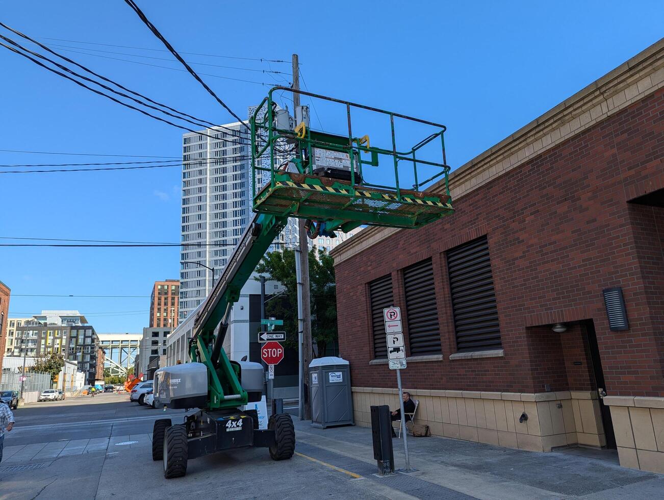 Portland, Oregon, USA - 16.09.2024 Mobile industrial hydraulic platform with a basket against a blue sky photo