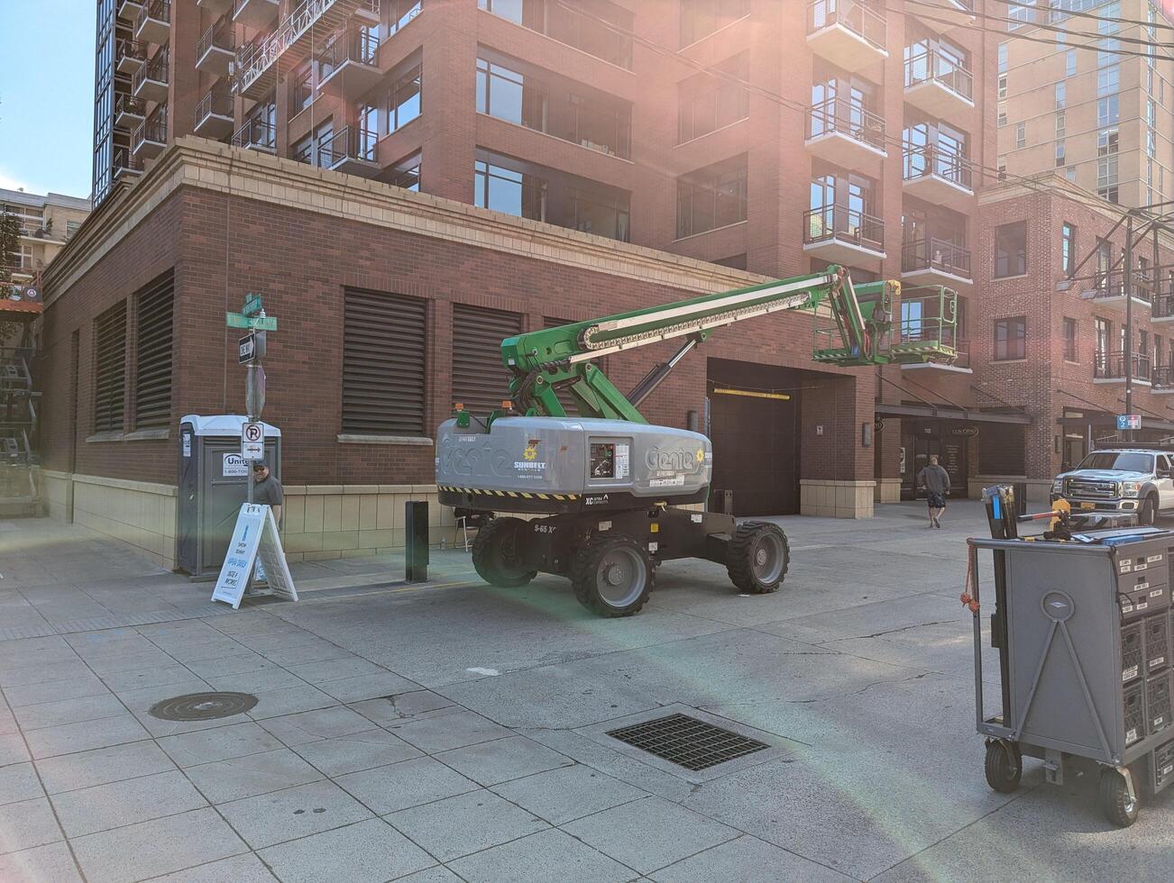 Portland, Oregon, USA - 16.09.2024 Mobile industrial hydraulic platform with a basket on a city street photo