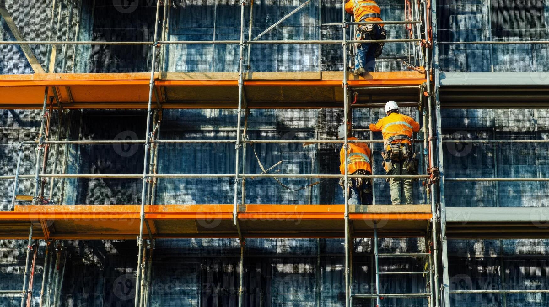 Professionele steigerbouwers aan het werk op een gevelsteiger