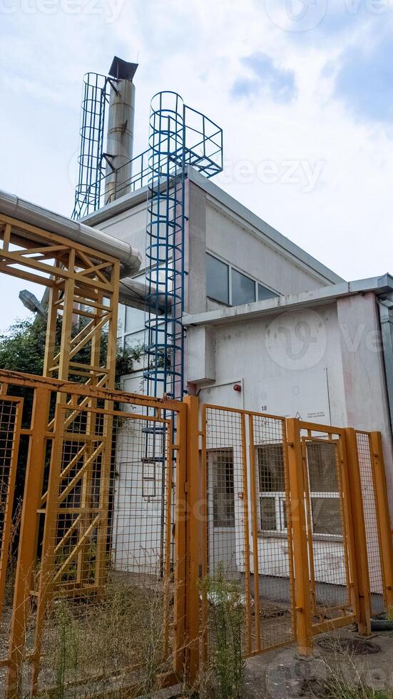 industrial edificio con la seguridad escaleras y Esgrima, ilustrando urbano decaer y mantenimiento retos foto