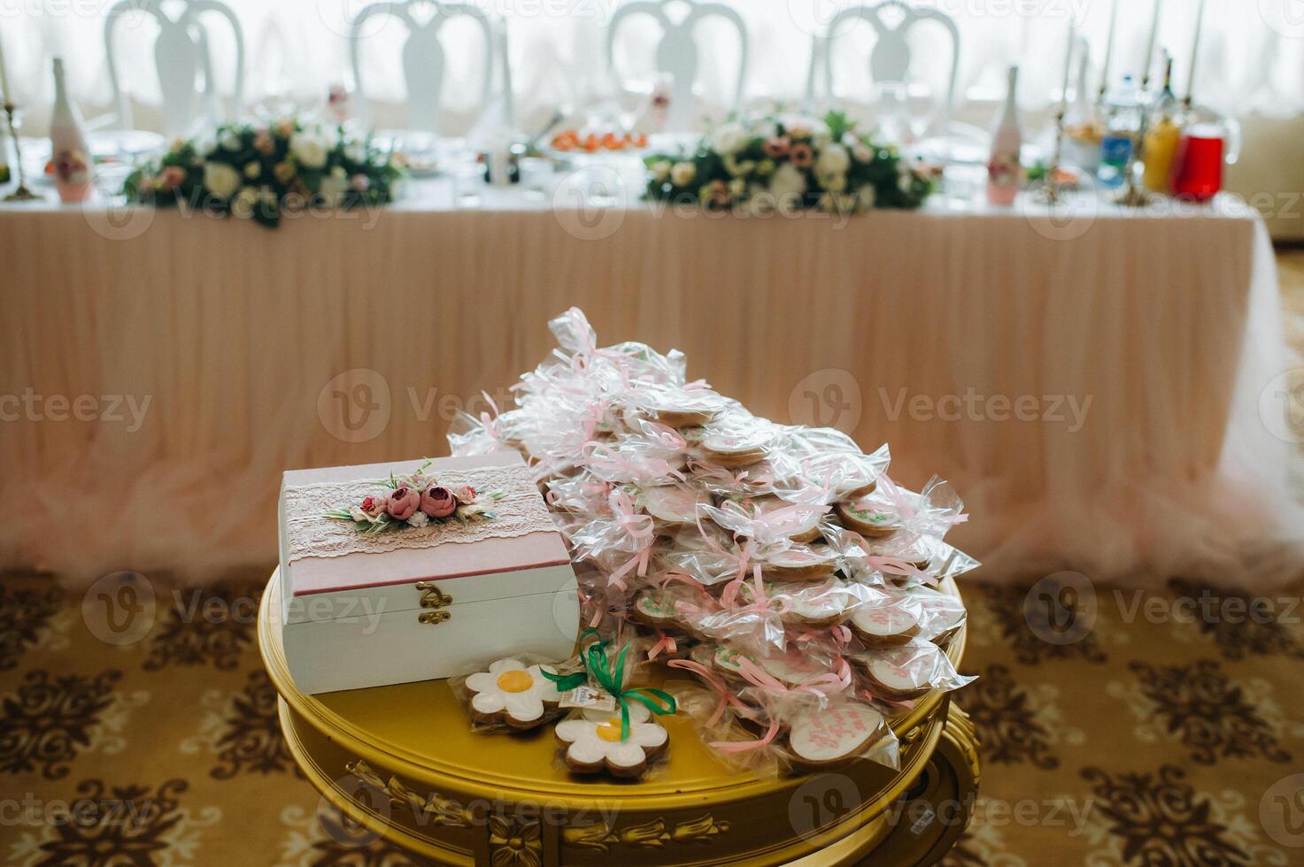 Gifts in boxes for the guests gathered at the wedding photo