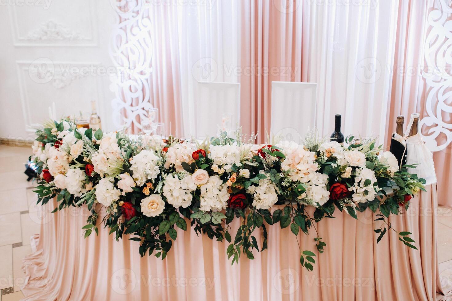 wedding table decoration with flowers on the table, candlelit dinner table decor. photo