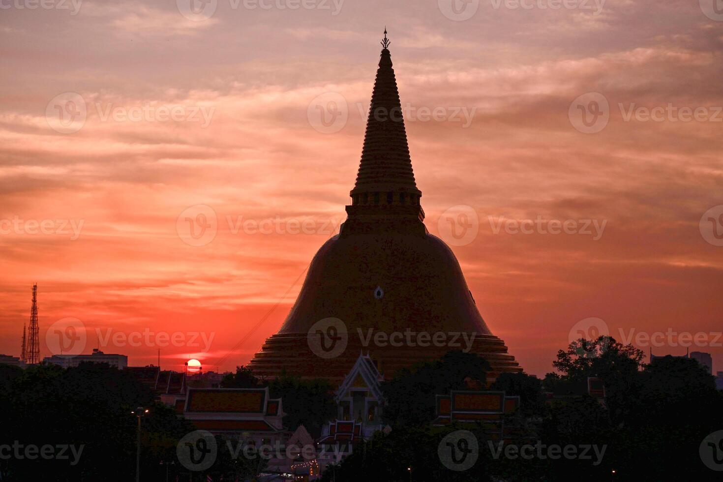 Phra Pathom Chedi in Nakhon Pathom, Thailand photo