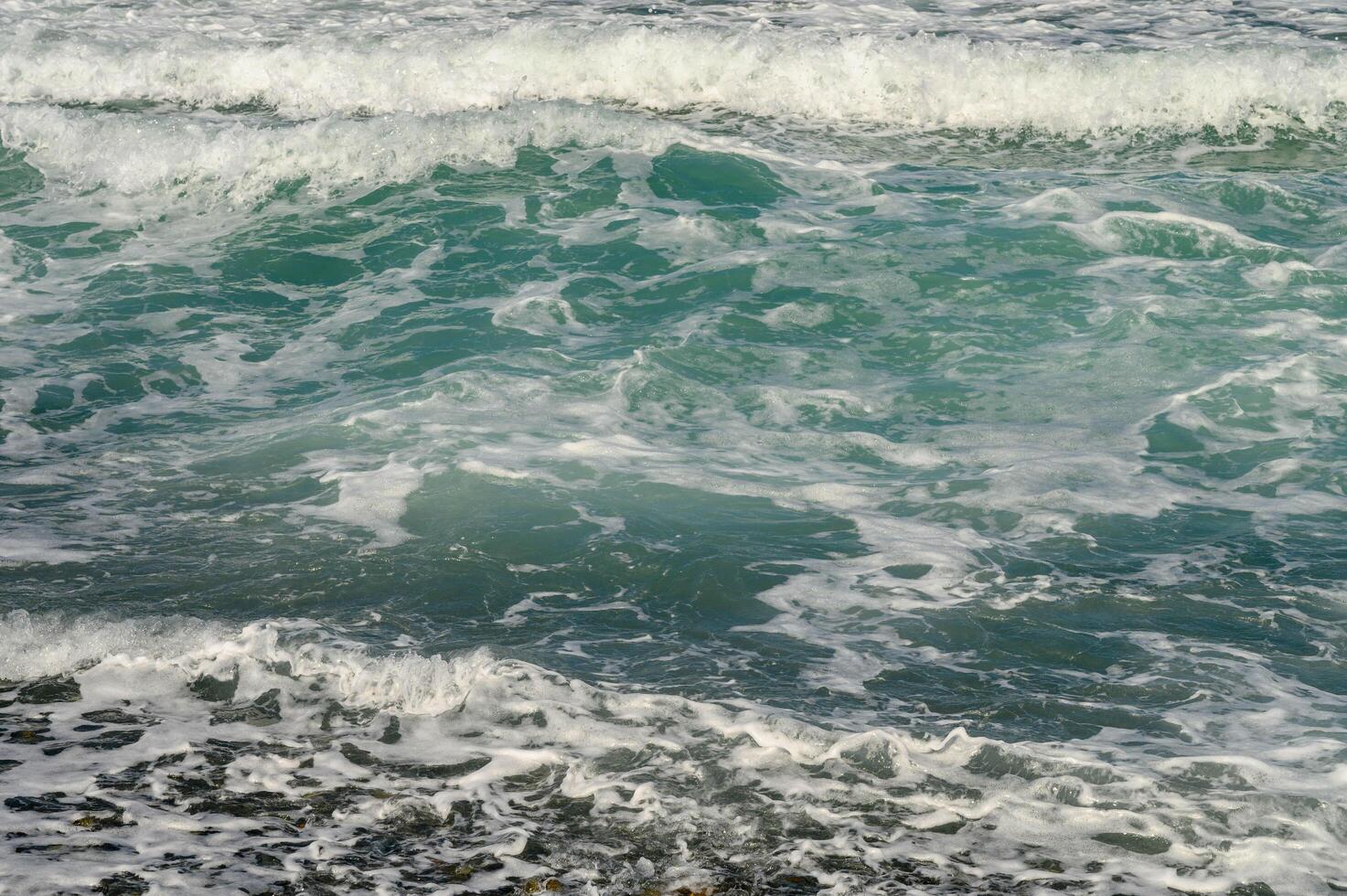 Mediterráneo mar olas aplastante en un Guijarro playa foto