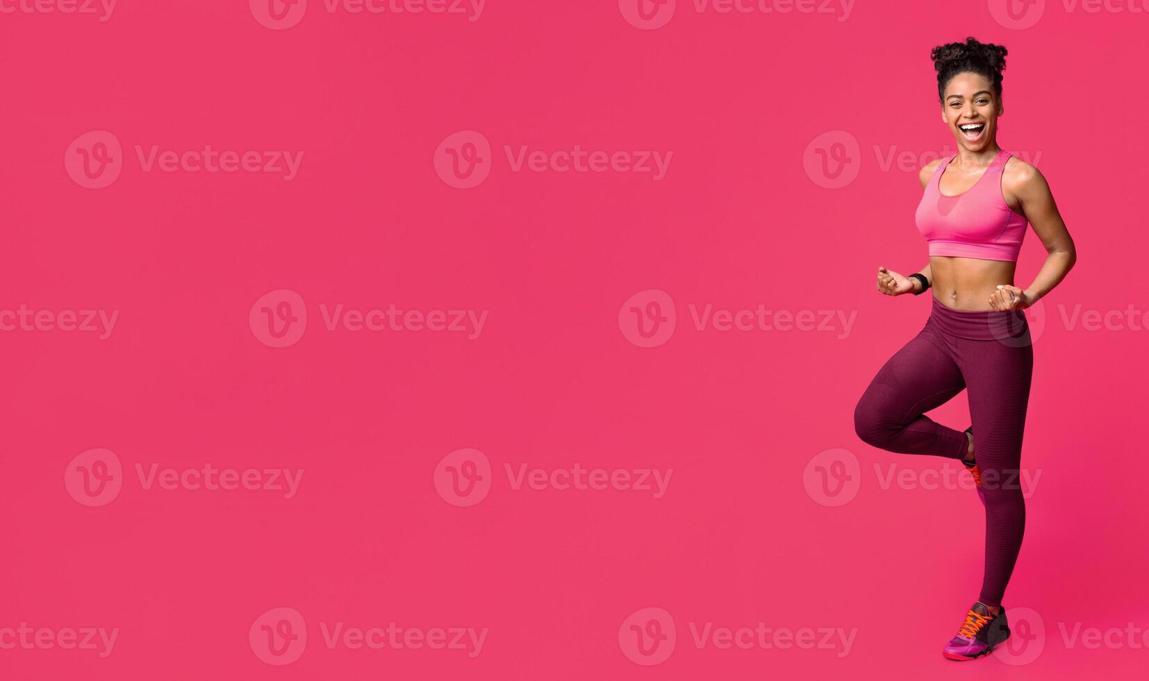 Happy fitness black girl exercising over red background, gym concept photo