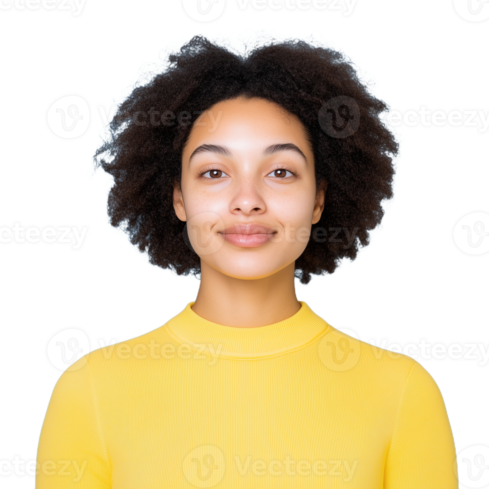 fiducioso giovane donna nel giallo superiore con naturale Riccio capelli su trasparente sfondo. ritrae calore, individualità, e moderno stile, accentuando giovanile energia e un' allegro comportamento Perfetto per stile di vita o moda concetti. png