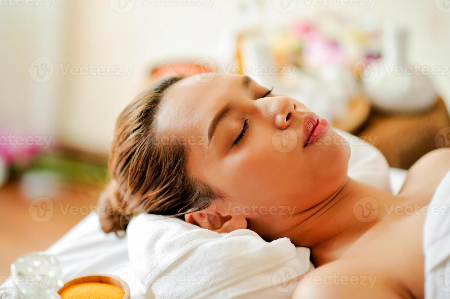 Spa skin and beauty for women Facial and body massage Relax with essential oils, scented candles and quiet moments. photo