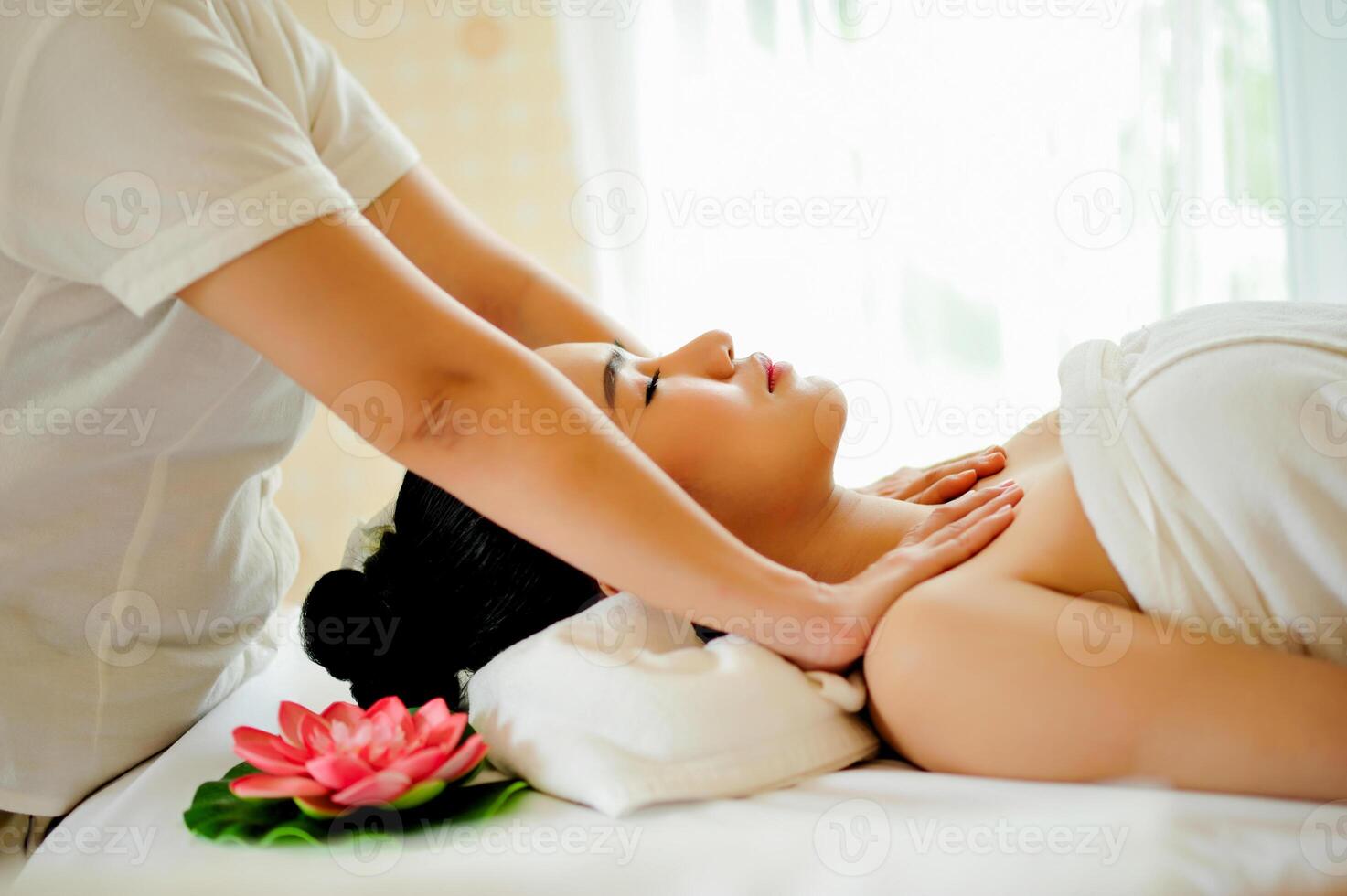 Spa skin and beauty for women Facial and body massage Relax with essential oils, scented candles and quiet moments. photo