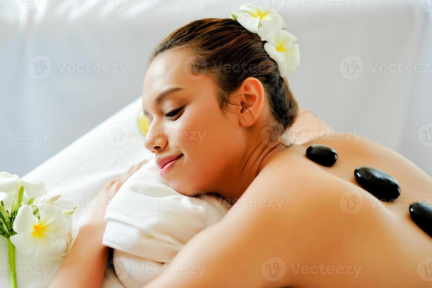 Spa skin and beauty for women Facial and body massage Relax with essential oils, scented candles and quiet moments. photo