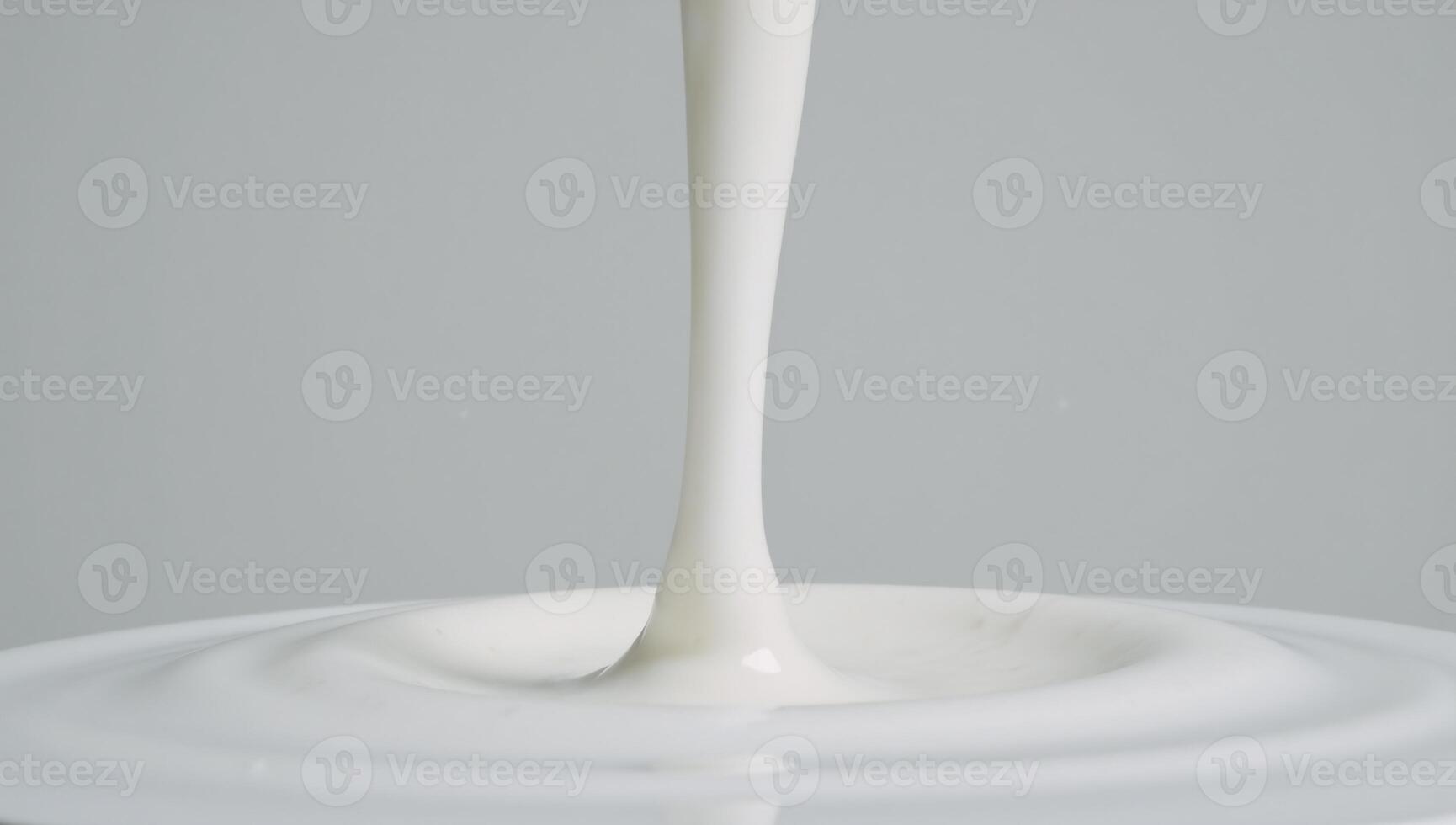 A photograph freezing milk splash in motion photo