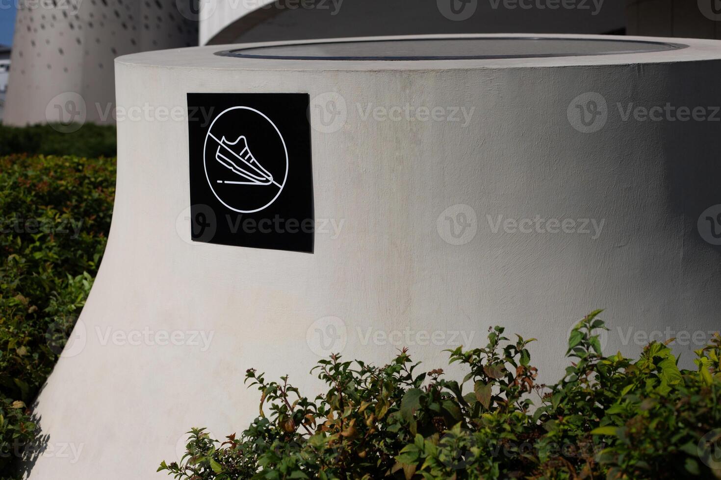 Sign prohibiting stepping on surface of decorative element in public park, concern for the cleanliness of architectural structure, ban walking on surface photo