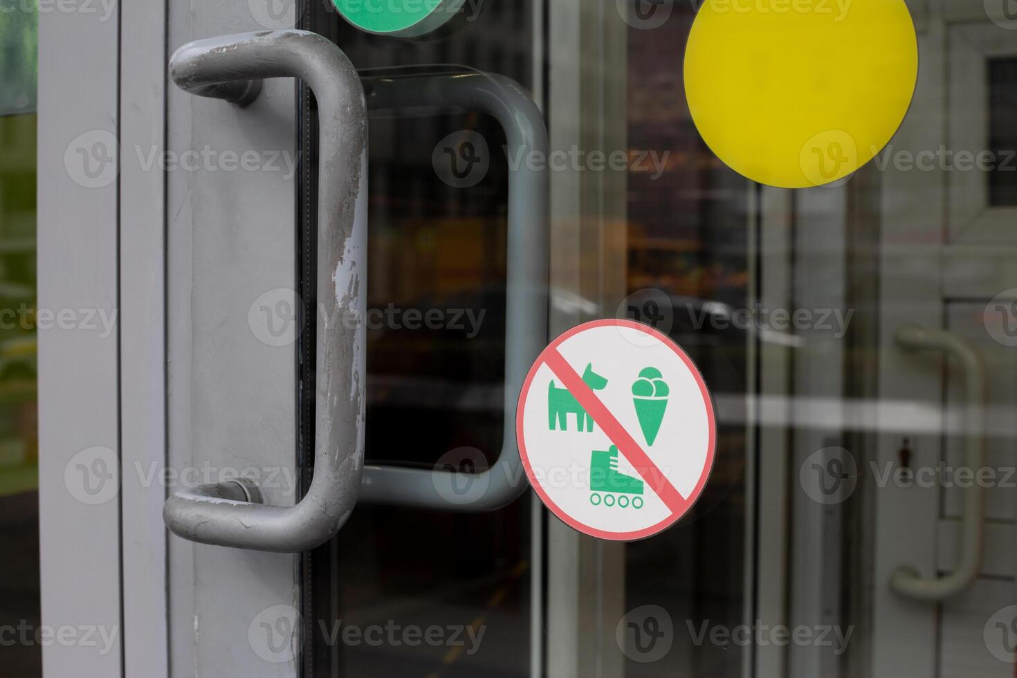 Sign prohibiting entry into building with dog, on roller skates and with ice cream, ban on entry into ice cream establishment, sign that does not allow entry with dog inside photo