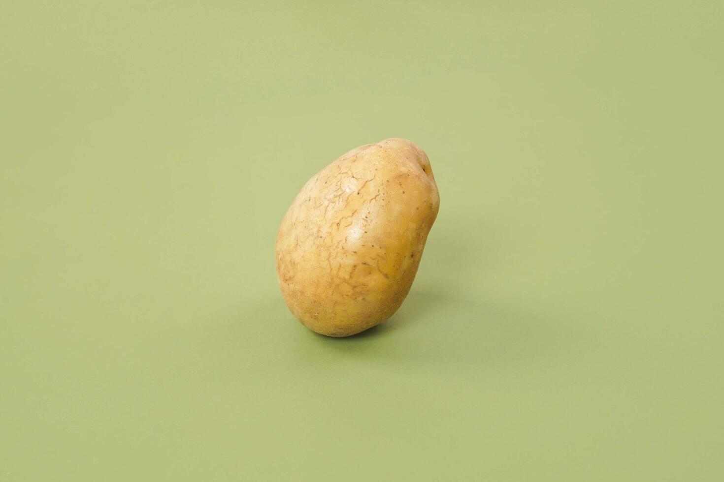 Washed potatoes, organic potato isolated on white background. Young potatoes. Peel potatoes.Harvesting collection. organic, freshly dug potatoes. Vegan. Vegetables.Potato slices. photo