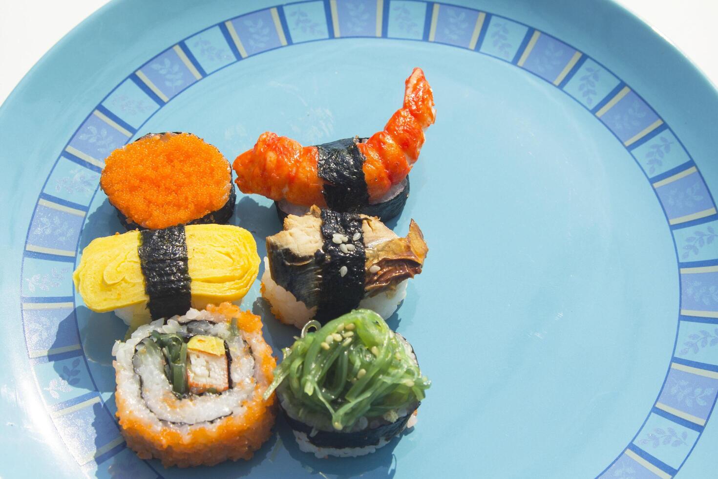 Sushi, Japanese rice, is a popular food of people around the world in the style of Thai people. There are many pages to choose from. They are sold in shops at flea markets and festivals. photo