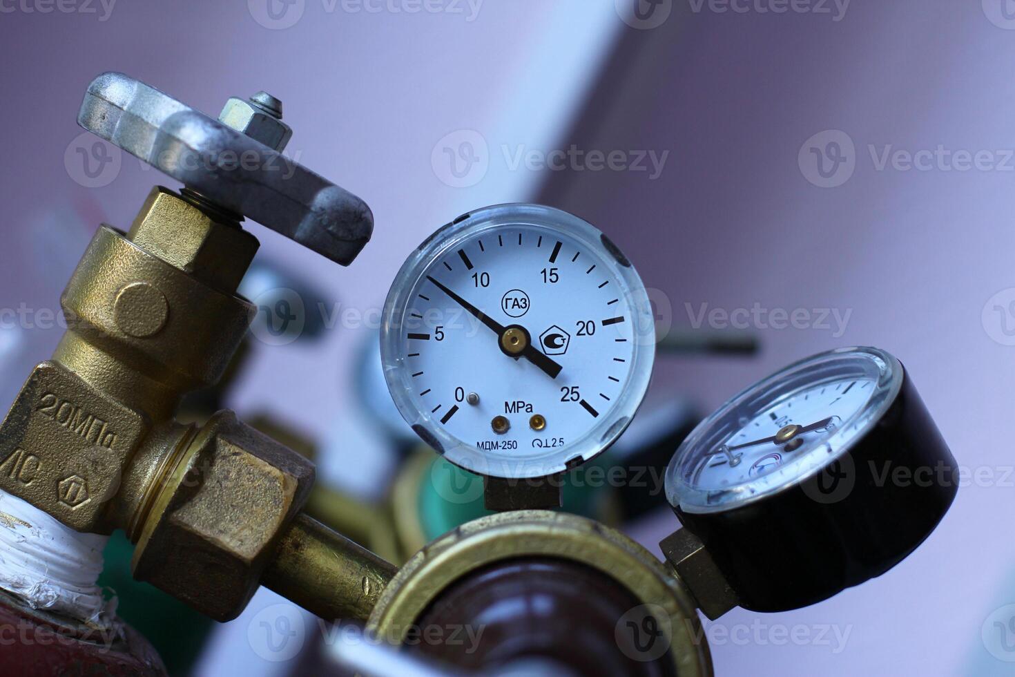 Flow regulator to reduce the pressure of the gas coming from the air compressor. gas pressure gauge in production photo