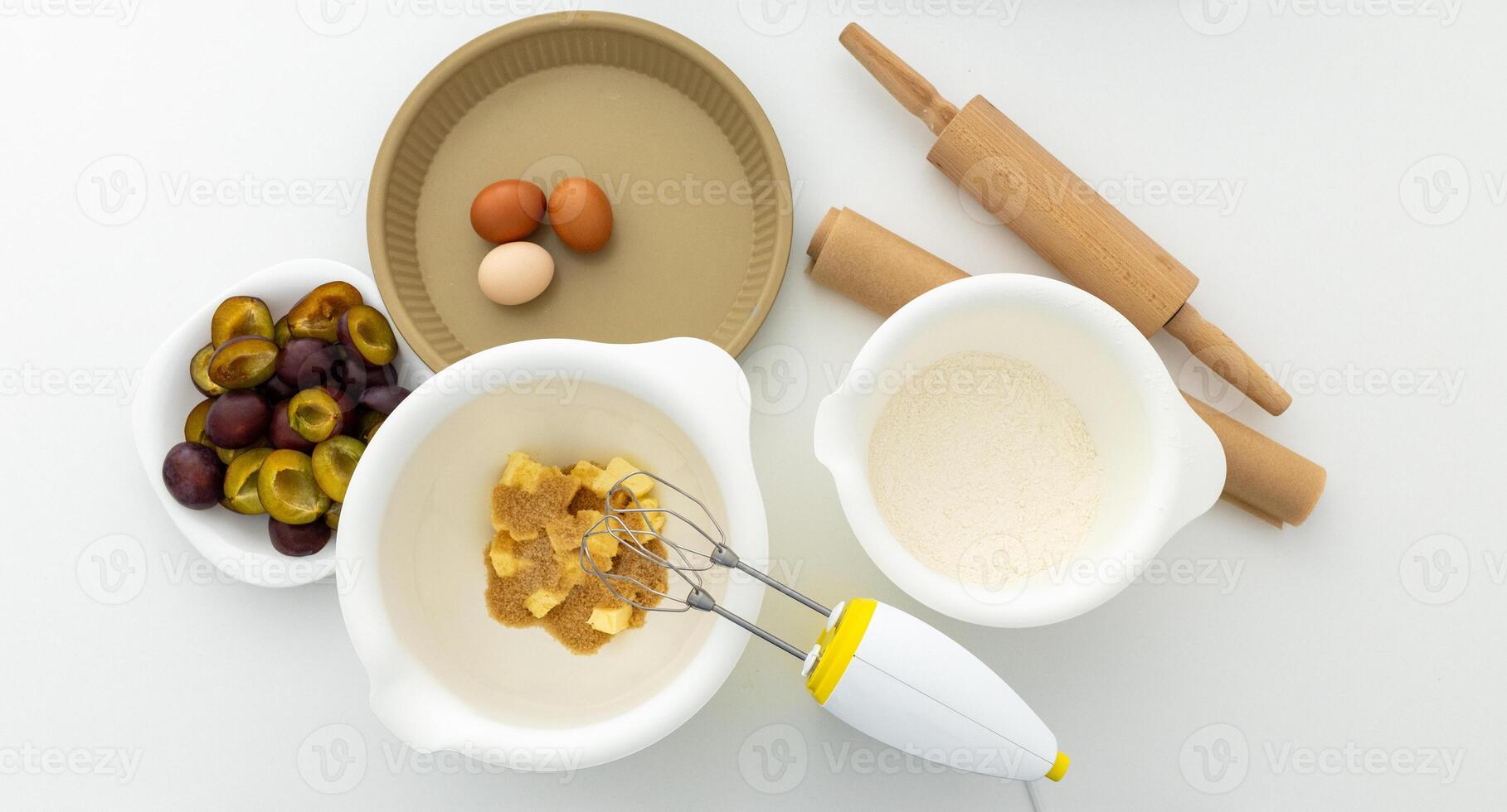 plum tart, plum pie, sweet autumn dish, cooking at home, homemade plum cinnamon pie, cooking at home photo