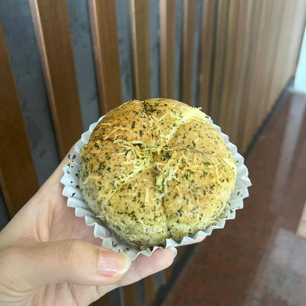 Bringing the aroma of garlic and butter to the table, garlic bread photo