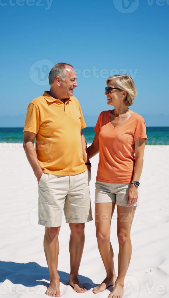 mayor Pareja sonrisas felizmente mientras planteado juntos en un soleado playa foto