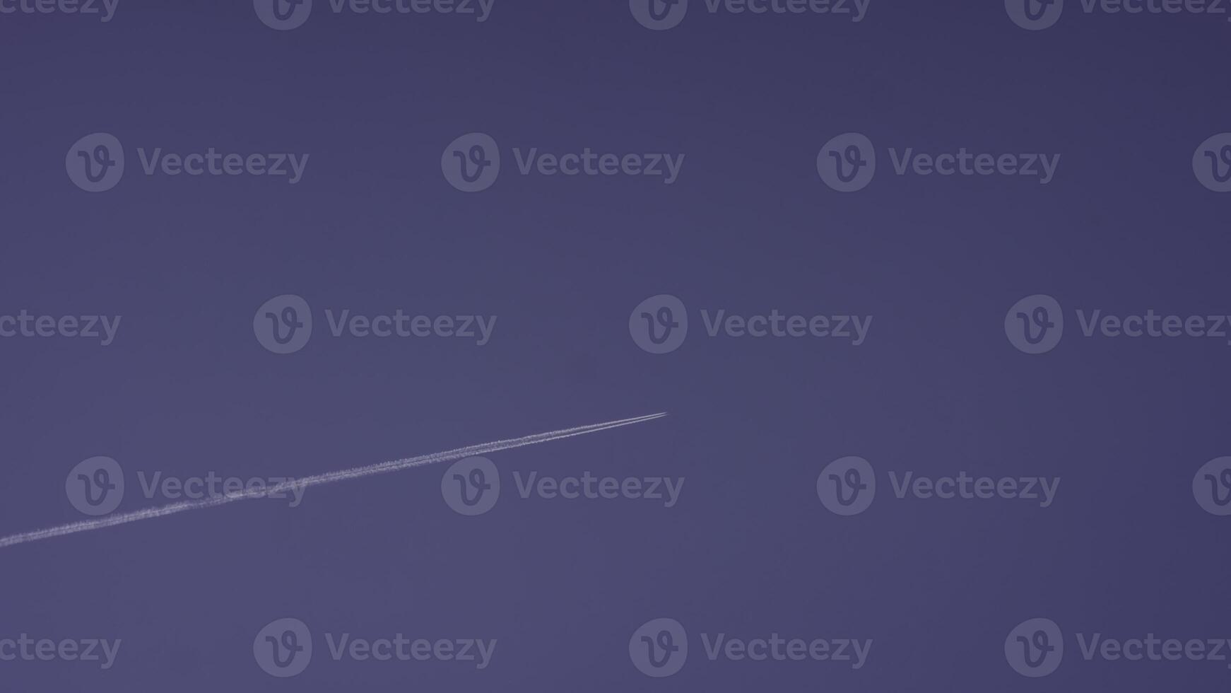 grande pasajero supersónico avión volador alto en claro azul cielo, dejando largo blanco camino. avión volador en blanco nubes en un azul cielo. avión volador azul cielo foto