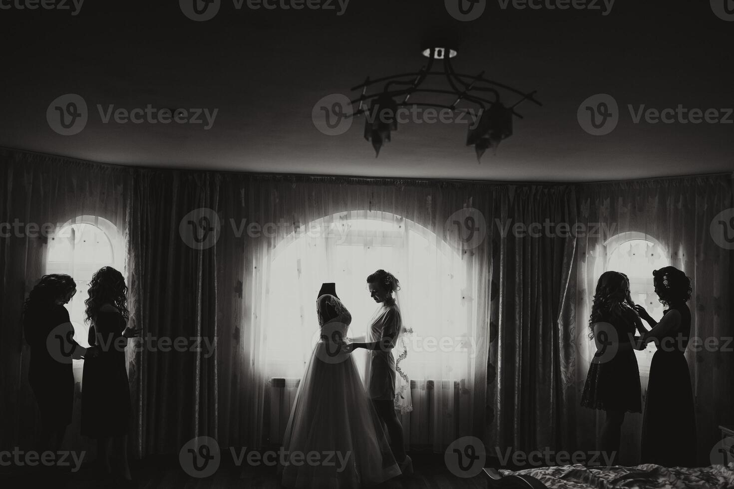 A group of women are getting ready for a wedding photo