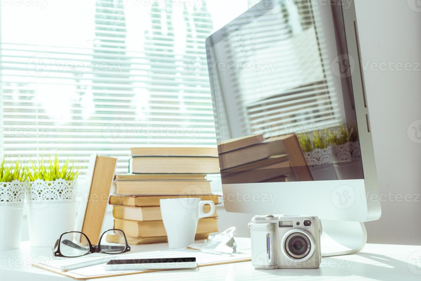 White office desk table photo