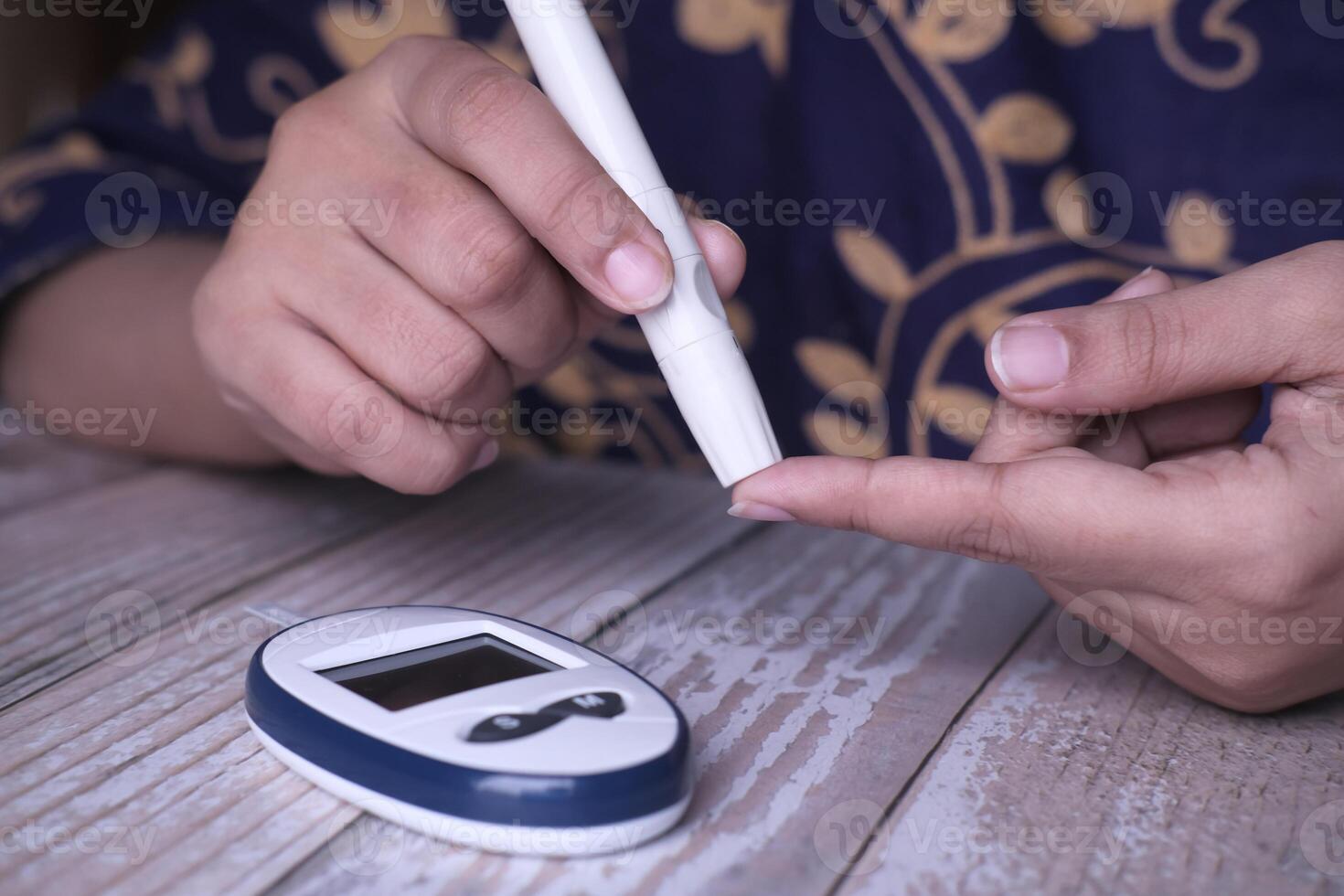 Effectively Monitoring Blood Glucose Levels with a Glucometer for Health Management photo