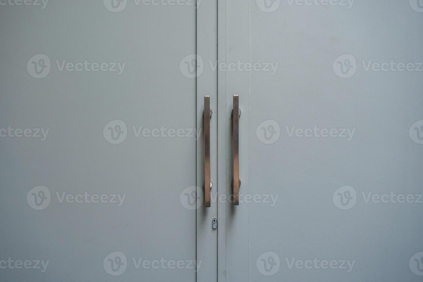 The door handle of an office is in the middle of a minimalist background photo