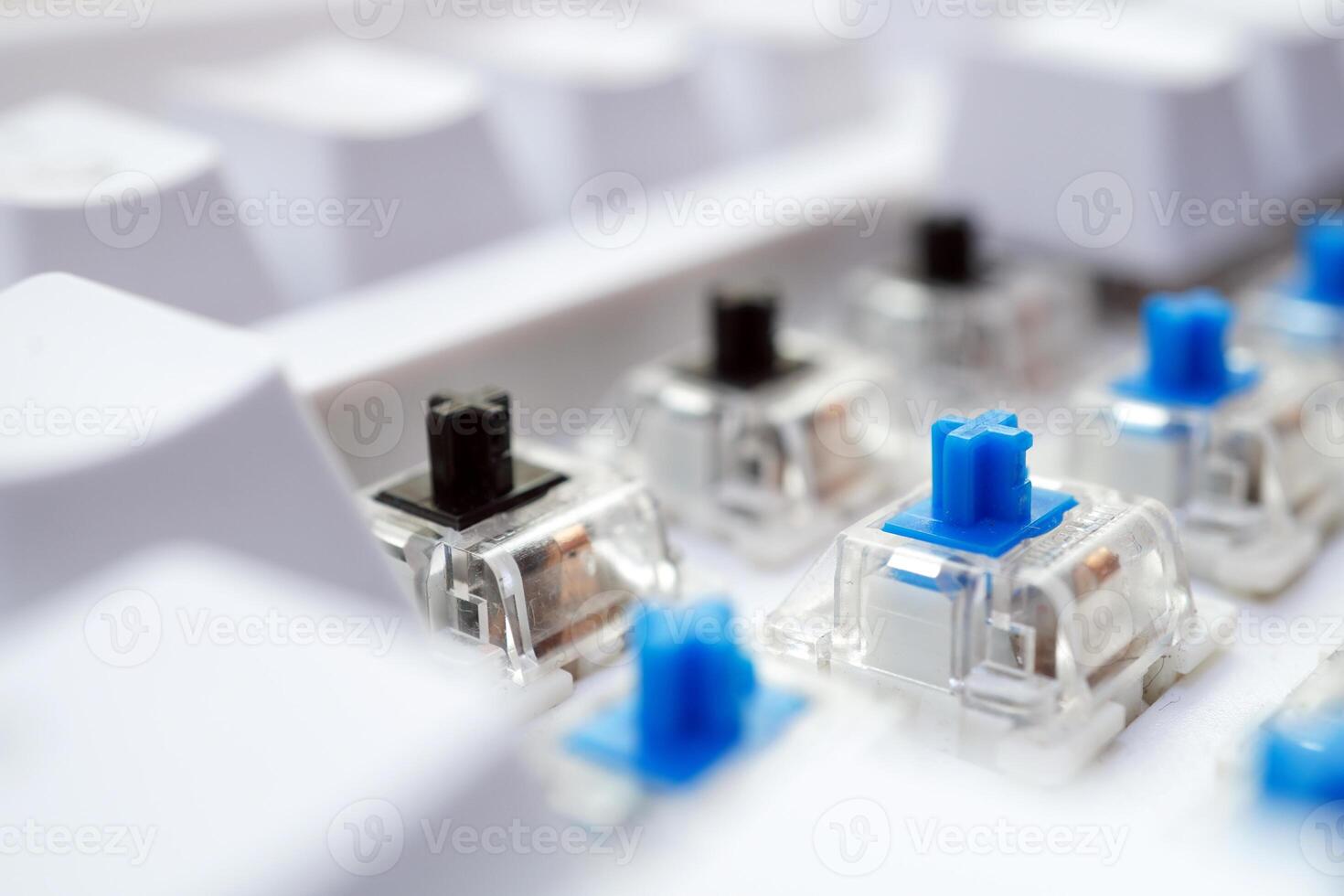 using mechanical keyboard switches with different colors on one keyboard photo