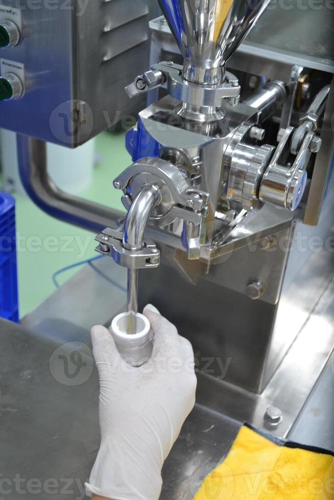 Semi-automatic cream filling machine photo