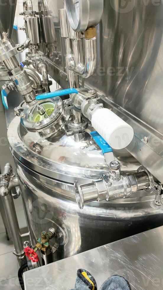Homogenizer mixer is a machine that is popularly used in the production of skin creams and cosmetics because it can blend the cream thoroughly. Suitable for large and small cosmetics industry. photo