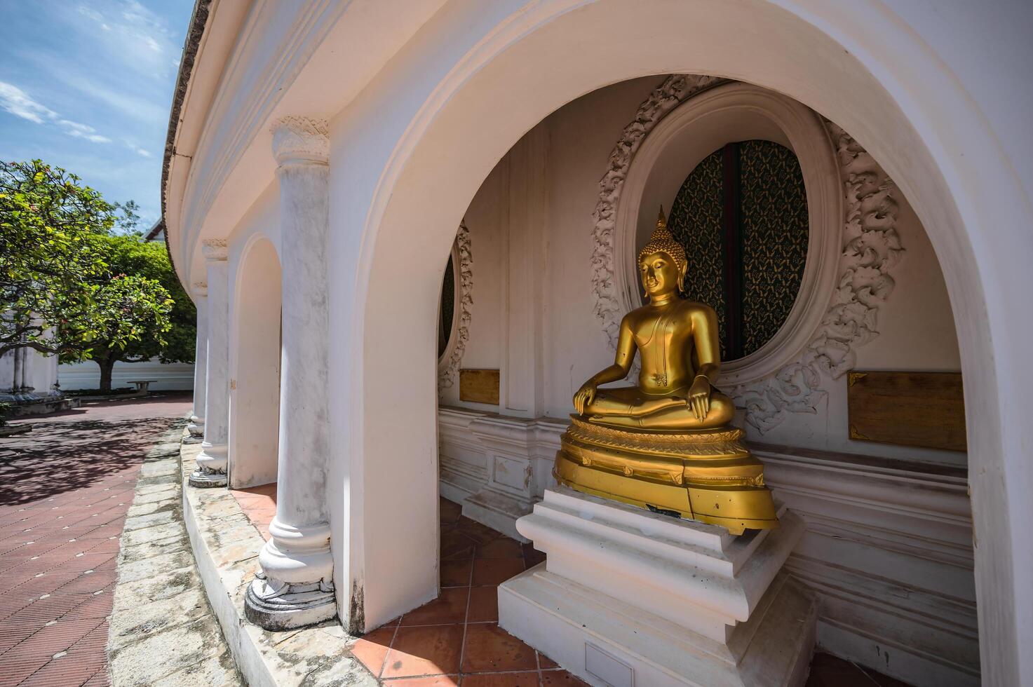 Golden buddha statue in Phra Pathommachedi. photo