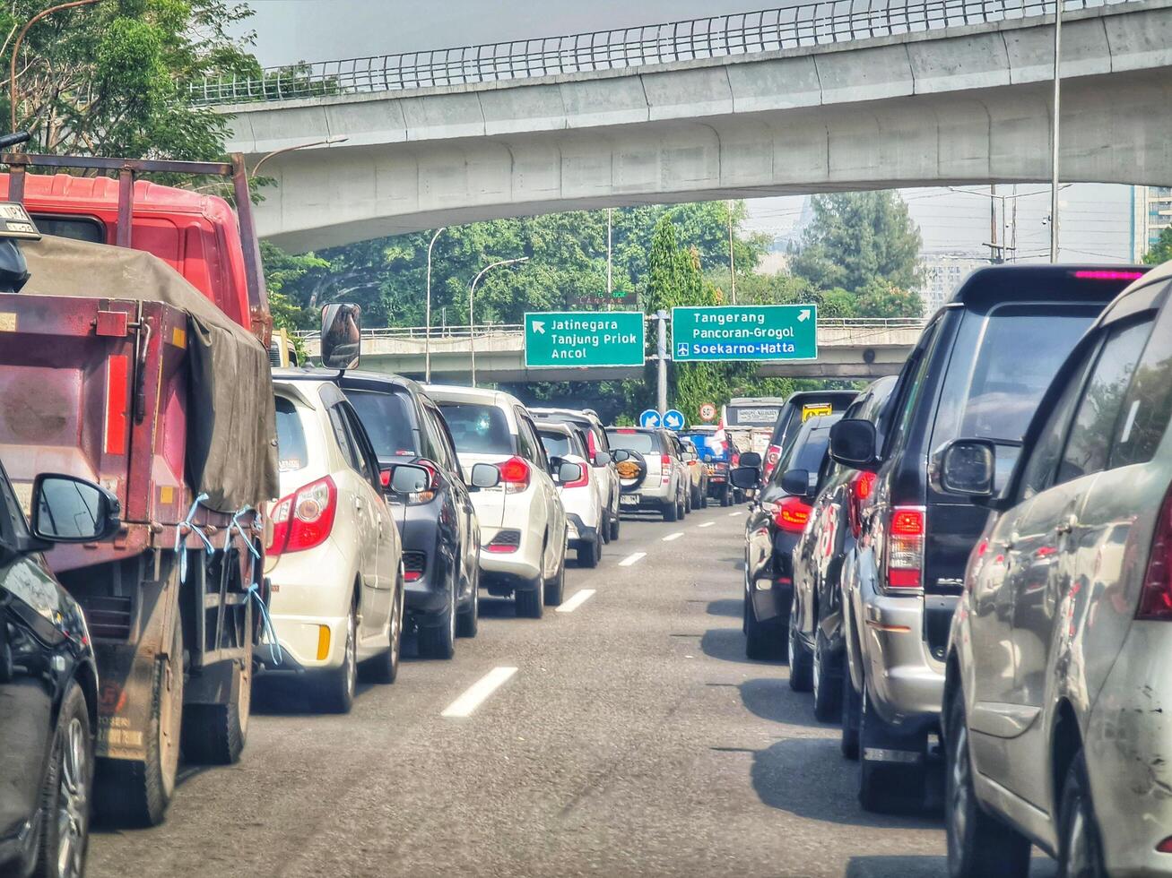 Jakarta, September 5 2024. Very congested traffic in the morning on Jalan MT Haryono, Cawang. photo