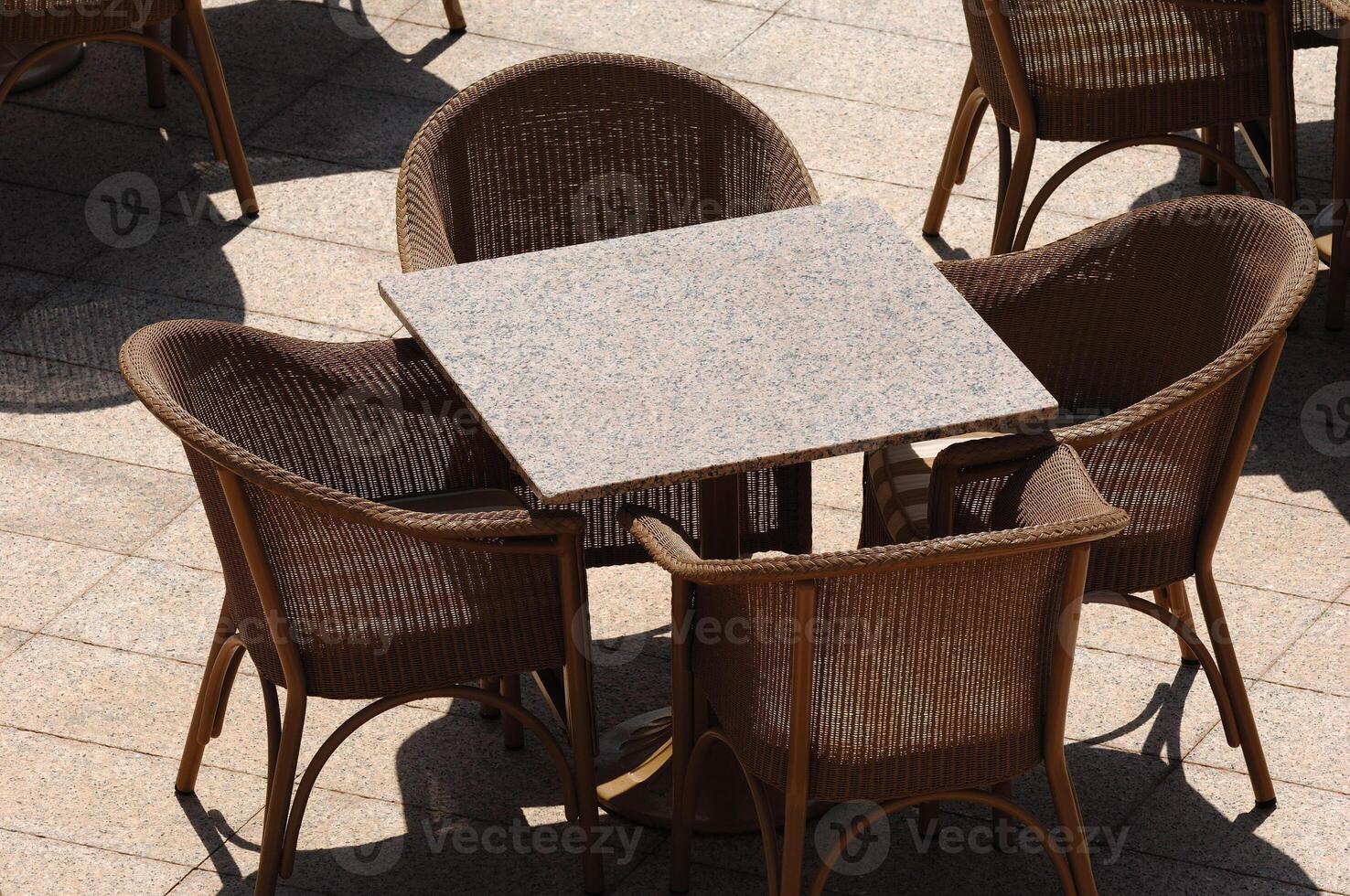 Empty restaurant table photo