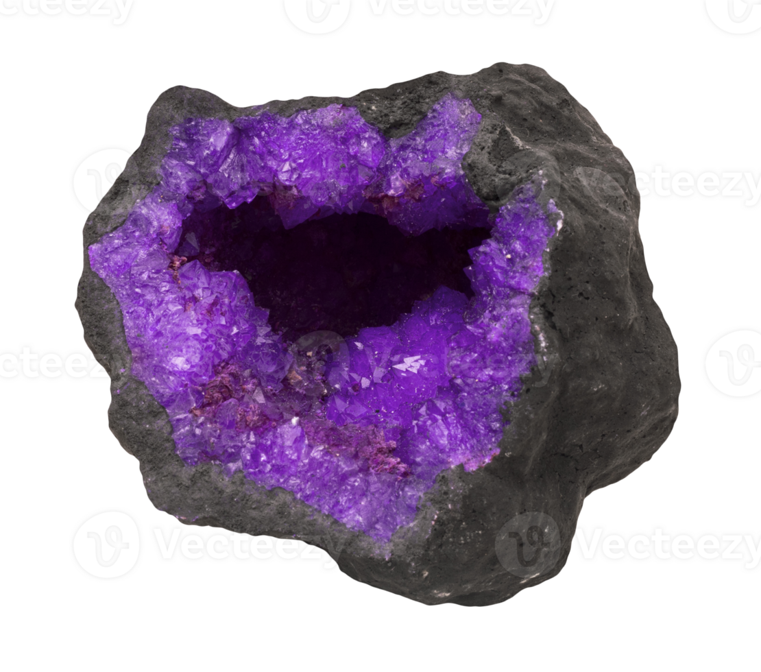 Captivating close-up view of vibrant amethyst geode, showcasing its deep purple crystals. Geode rock on transparent background. Ideal for geological, mystical, or decorative themes. png