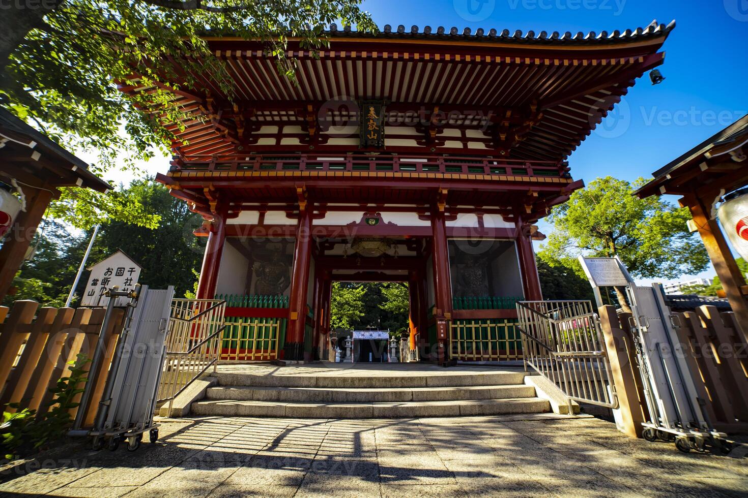 Main gate at Meguro fudo temple in Tokyo photo